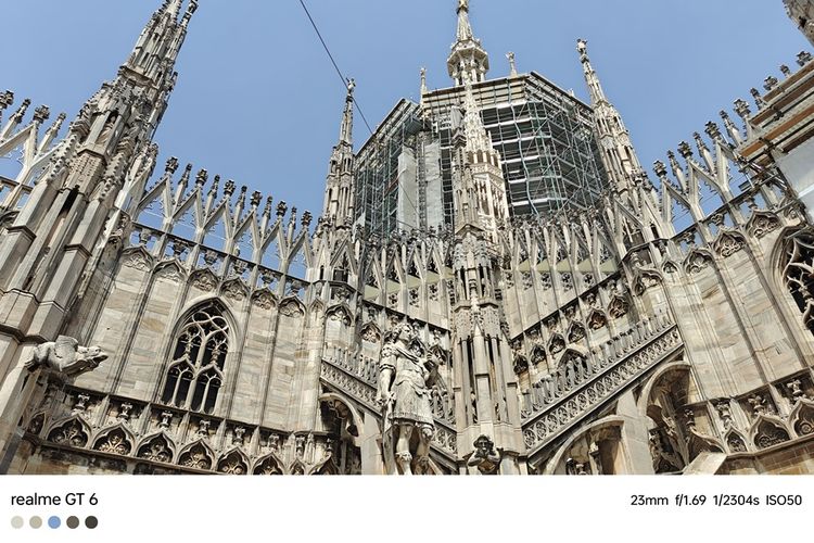 Area menuju rooftop gereja Katedral atau disebut Duomo di Milan, Italia, yang sedang di renovasi, dipotret dengan kamera ultrawide Realme GT 6