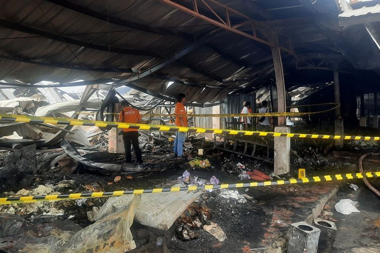 Pihak kepolisian melakukan olah tempat kejadian perkara (TKP) di Pasar Ngawen, Blora, Jawa Tengah pada Rabu (10/1/2024)