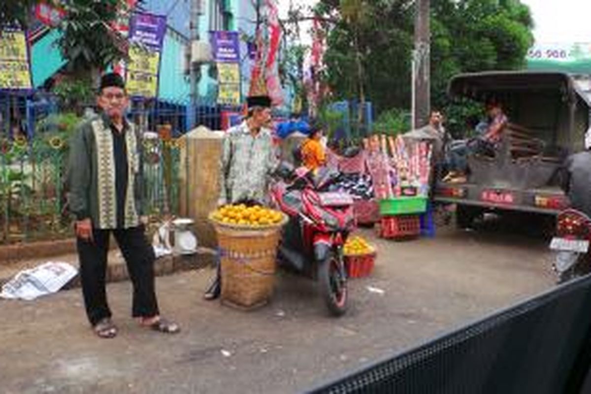 Suasana Pasar Minggu yang masih penuh dengan Pedagang Kaki lima (PKL). Satpol PP pun tampak tak bekerja dan membiarkan PKL berdagang di pinggir jalan.