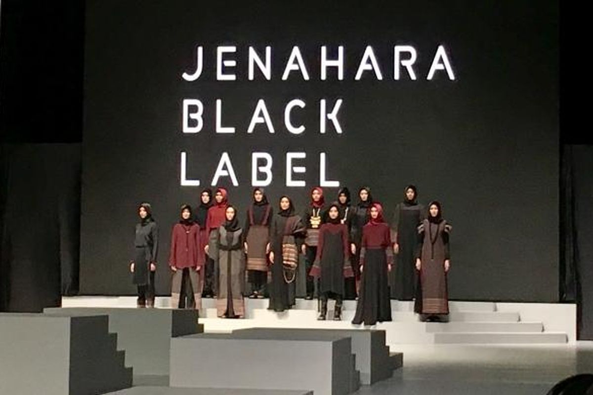 Koleksi busana Jenahara Black Label dalam Indonesia Fashion Week (IFW) 2017 di Jakarta, Rabu (1/2/2017). 