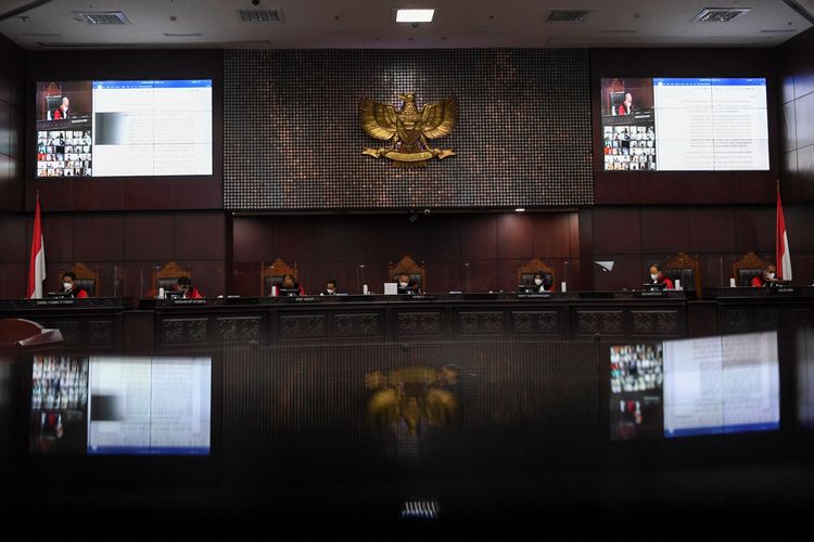 Suasana jalannya sidang pembacaan putusan pengujian formil dan materiil Undang-Undang Nomor 3 Tahun 2022 tentang Ibu Kota Negara atau UU IKN di Gedung Mahkamah Konstitusi (MK), Jakarta, Selasa (31/5/2022). Dalam sidang tersebut MK memutuskan tidak menerima enam perkara yang diajukan pemohon terkait gugatan UU IKN. ANTARA FOTO/M Risyal Hidayat/tom.