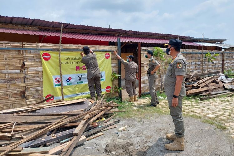 Satpol PP Kabupaten Mojokerto, Jawa Timur, menutup paksa dan menyegel puluhan warung yang diduga menjadi tempat terjadi praktek prostitusi terselubung, Rabu (26/1/2022). 