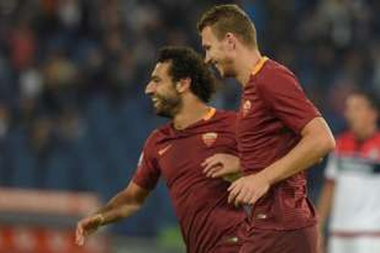 Mohamed Salah dan Edin Dzeko merayakan gol AS Roma ke gawang Crotone pada pertandingan Serie A di Stadion Olimpico, Rabu (21/9/2016).