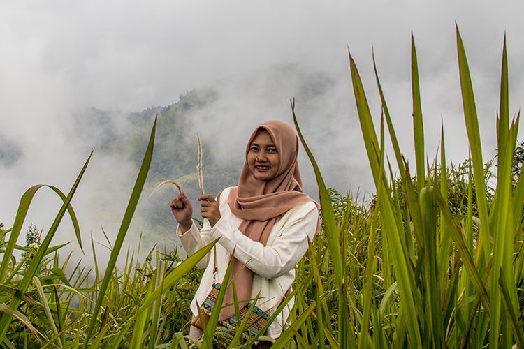 Seorang Wanita Pendaki Bukit Mongkrang Membawa Bunga Ilalang yang Telah Layu (07/06/2019).