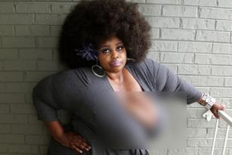 Kristy Love (36), selama ini merasa kesulitan karena ukuran payudaranya yang tak lazim.