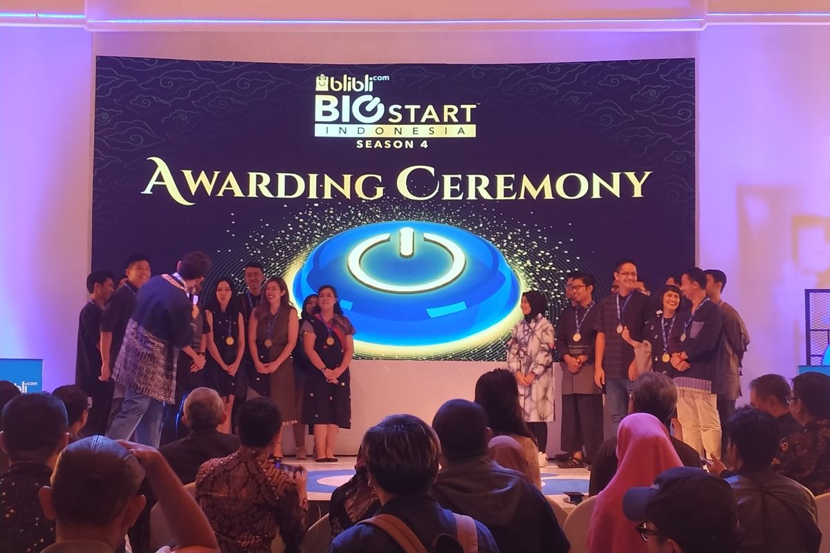 Chief Executive Officer (CEO) Blibli.com Kusumo Martanto (depan kanan) berfoto bersama seluruh pemenang kompetensi Blibli.com Big Start Indonesia Season 4 pada malam penganugerahan di IDEAFest 2019, Jakarta, Sabtu (5/10/2019).