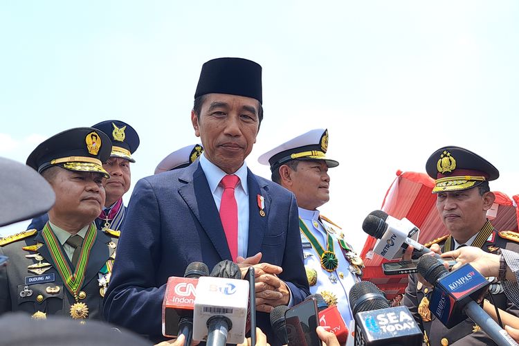 Presiden Joko Widodo memberikan keterangan pers seusai upacara peringatan HUT TNI di Monumen Nasional, Jakarta, Kamis (5/10/2023).
