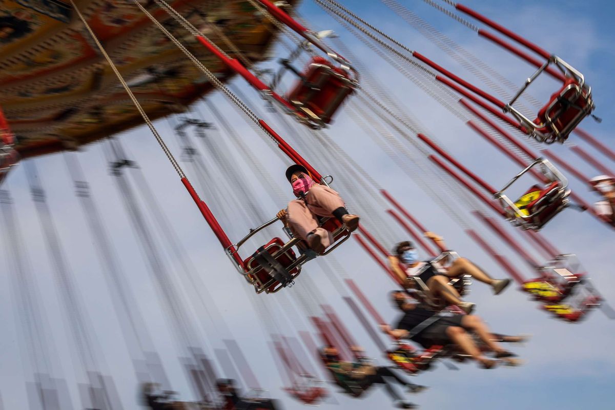 Pengunjung menaiki wahana di Dufan, Taman Impian Jaya Ancol, Jakarta Utara, Kamis (29/10/2020). Liburan panjang dimanfaatkan warga untuk berwisata ke tempat wisata pantai tersebut, jumlah pengunjung tercatat mencapai sekitar 22.000 pada pukul 15.00. Kuota pengunjung dibatasi 25 persen dari kapasitas maksimal atau 25.000 orang pada masa pembatasan sosial berskala besar (PSBB) transisi ini.