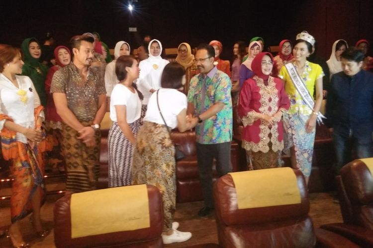 Artis-Artis Film Kartini hadir di pemutaran perdana bersama isteri pejabat di Surabaya