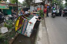 Odong-odong Pengangkut Anak-anak PAUD Tercebur ke Parit