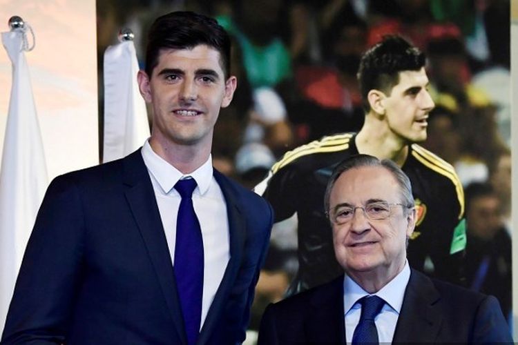 Thibaut Courtois (kiri) bersama Presiden Real Madrid Florentino Perez (kanan) dalam acara presentasinya sebagai pemain baru Los Blancos di Madrid, Spanyol, pada 9 Agustus 2018.