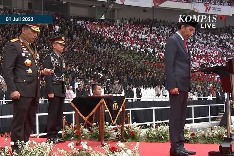 Presiden Joko Widodo menjadi inspektur upacara HUT ke-77 Bhayangkara di Gelora Bung Karno (GBK) Jakarta.