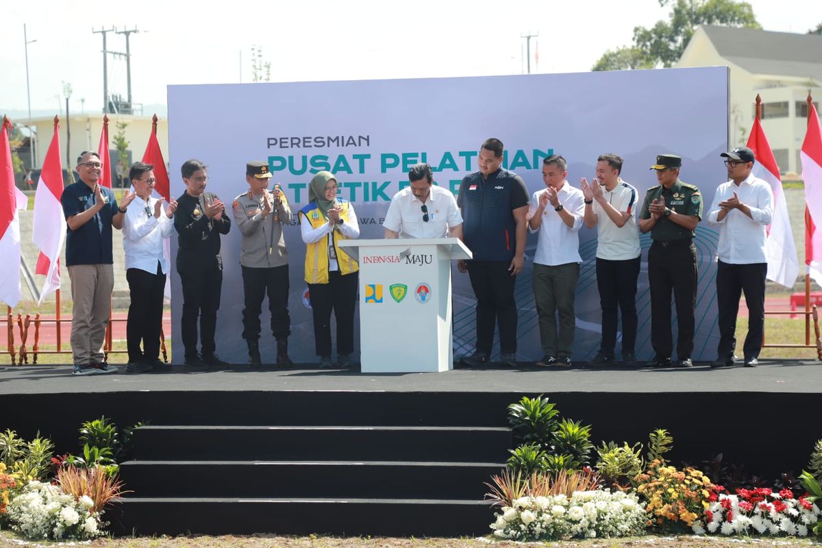 Menpora RI Dito beserta Ketum dan jajaran pengurus PB PASI terlihat meresmikan PPAP di Desa Banjarsari, Kecamatan Pangalengan, Kabupaten Bandung, Kamis (10/10/2024).