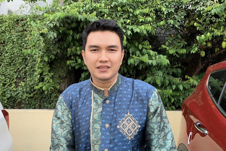 Artis peran Aldi Taher bicara soal kehidupannya di bulan Ramadhan saat ditemui di kawasan Bekasi Barat, Kamis (28/4/2022).