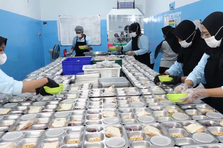 Mereka tidak hanya menyiapkan makanan, tetapi juga merajut harapan untuk masa depan generasi penerus bangsa. Di dapur ini, ibu-ibu rumah tangga seperti Martini bisa meng-upgrade diri.