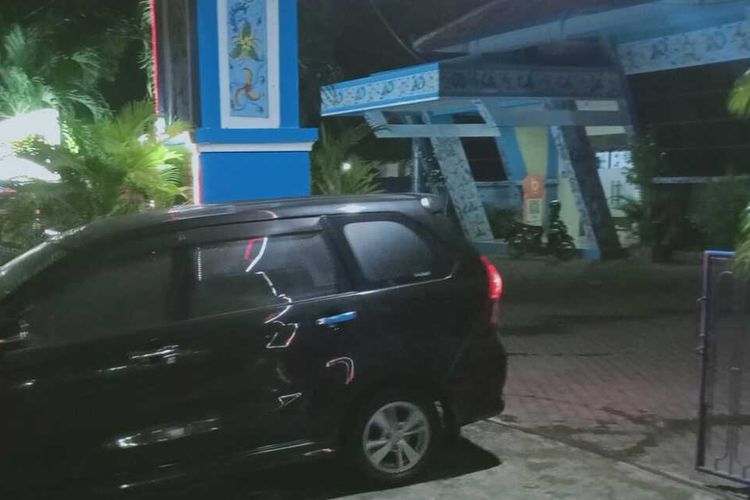 Mobil penyidik Kejaksaan Negeri Tuban keluar area Kantor Diskominfo SP Tuban usai mencari data terkait kasus dugaan korupsi pengadaan mesin anjungan pelayanan masyarakat desa (APMD) tahun 2021, Kamis (19/10/2023).