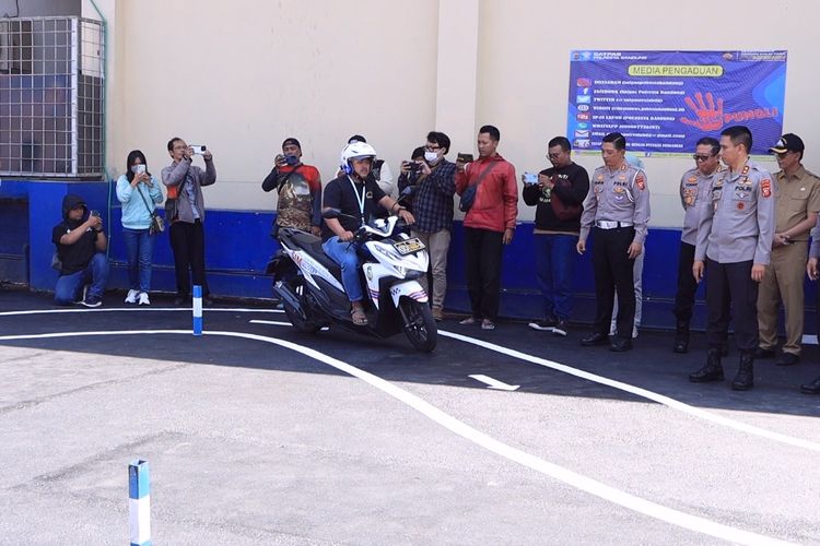 Peluncuran lintasan baru ujian praktik SIM C oleh Kepala Polisi Daerah (Kapolda) Jawa Barat (Jabar) dan Kepala Kepolisian Resor Kota (Kapolresta) Bandung sebagai bagian kegiatan reses di Markas Kepolisian Resor Kota (Mapolresta) Bandung, Senin, (7/8/2023).
