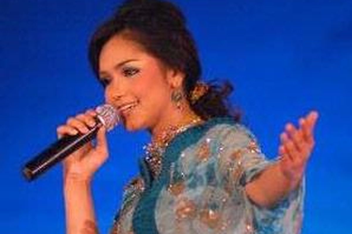 Siti Nurhaliza dalam sebuah konser di Surabaya