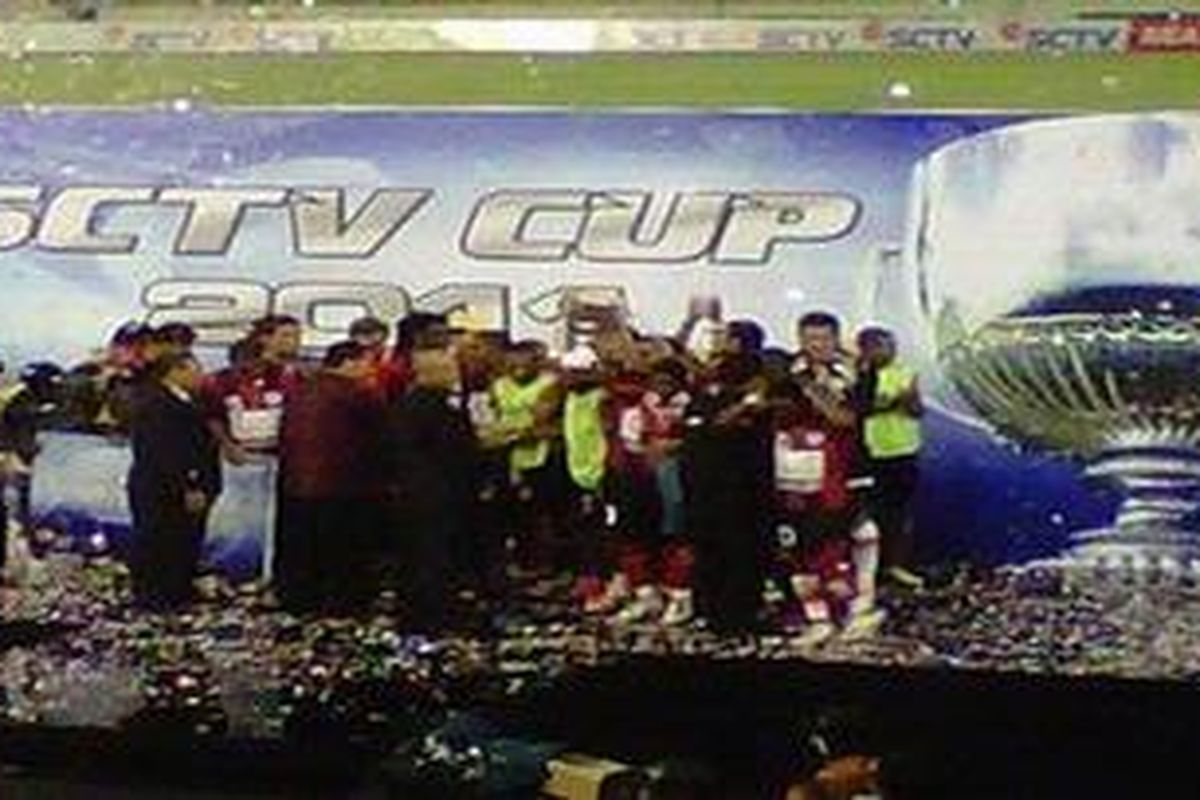 Penyerahan hadiah SCTV Cup 2011, Minggu (30/10/2011), di Solo, Minggu malam.