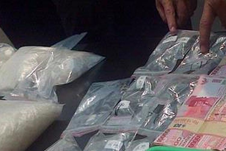 Barang bukti penangkapan bandar narkoba oleh anggota kepolisian Polrestro Jakarta Barat pada Kamis (31/1/2013). Dari penangkapan tersebut, polisi menyita 8 kg sabu dan uang tunai Rp 95 juta.