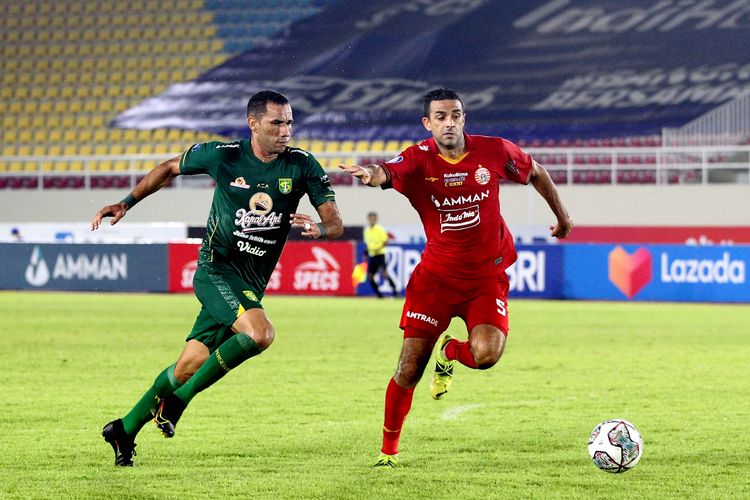 Pemain Persija Jakarta Otavio Dutra berebut bola dengan pemain Persebaya Surabaya Jose Wilkson pada pertandingan pekan kesembilan Liga 1 2021-2022 yang berakhir dengan skor 0-1 di Stadion Manahan, Solo, Selasa (26/10/2021) malam.