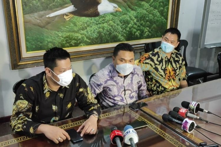 Pengacara Hotma Sitompoel, Dion Pongkor (tengah) dan tim, saat diwawancarai di kantor LBH Mawar Saron, Sunter, Jakarta Utara, Senin (29/3/2021).