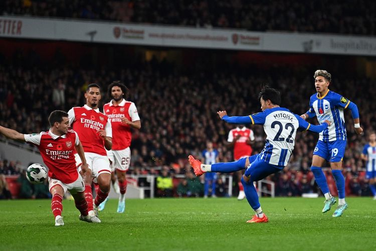 Kaoru Mitoma saat mencetak gol dalam pertandingan Arsenal vs Brighton pada putaran ketiga Piala Liga Inggris di Stadion Emirates, Kamis (10/11/2022) dini hari WIB. (Foto oleh Glyn Kirk/AFP)