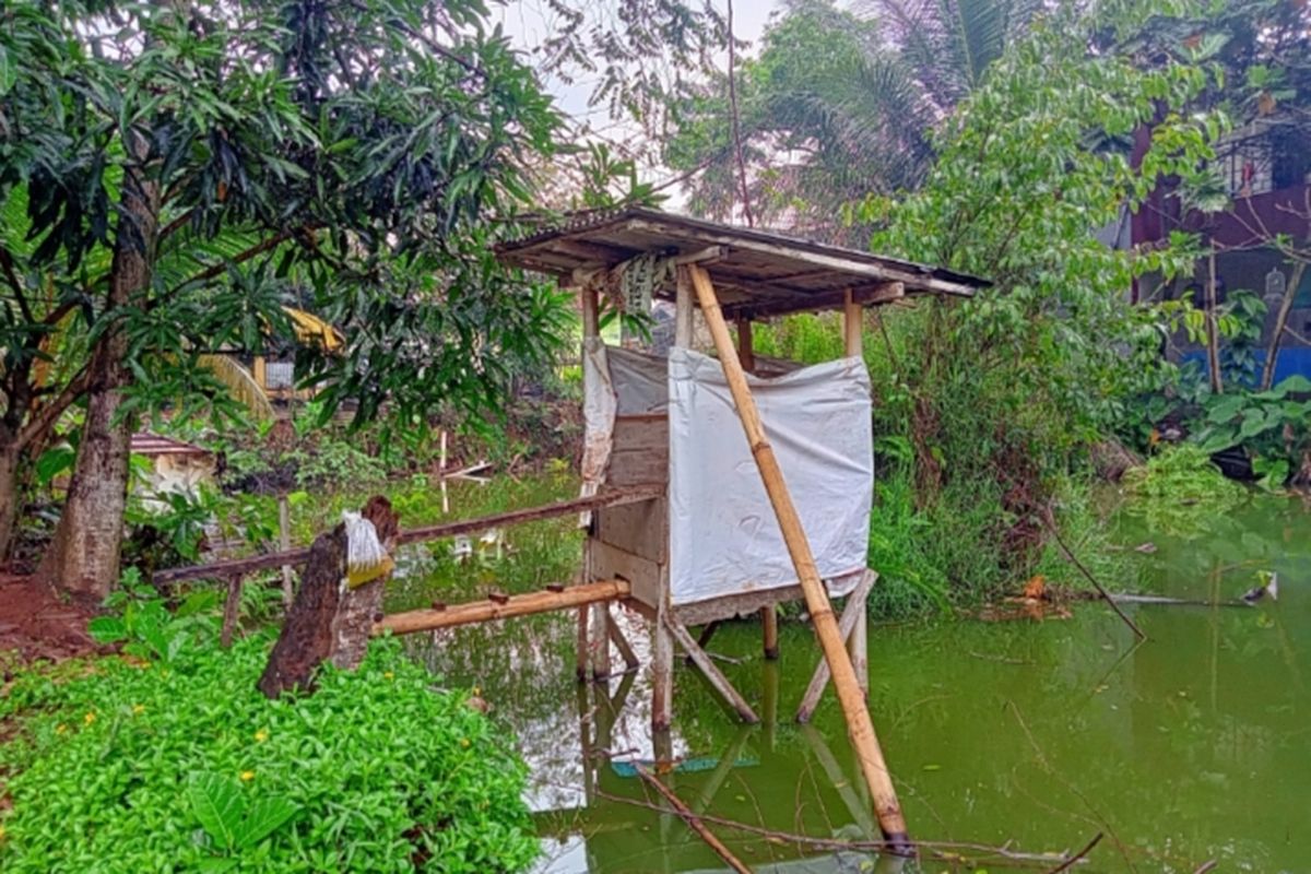 Jamban Apung di RT 002 Jalan Cirompang, Kademangan, Setu, Tangerang Selatan