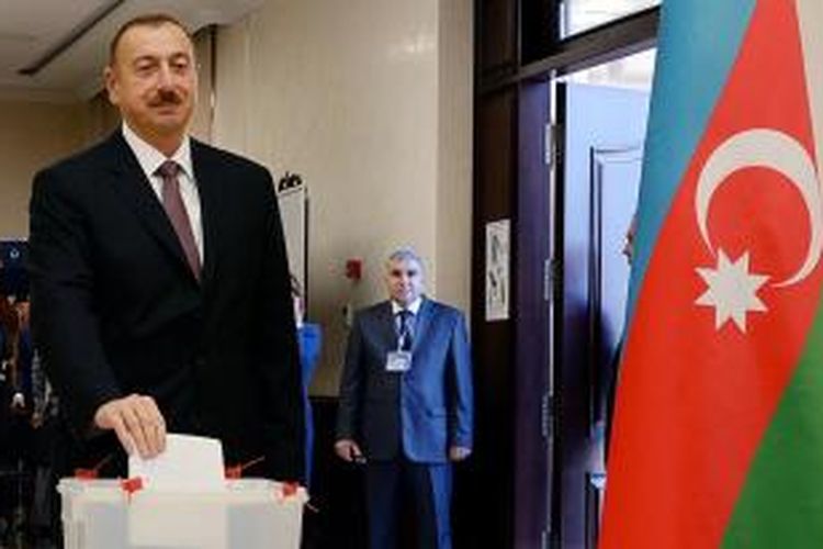 Presiden Azerbaijani, Ilham Aliyev, ketika memberikan suara dalam pemilihan suara di Baku, Rabu (9/10). 
