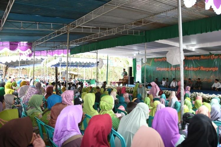 Kepala BKKBN dr Hasto Wardoyo menyosialisasikanProgram Bangga Kencana dan Percepatan Penurunan Stunting di hadapan ribuan Jemaah di Pondok Pesantren Nurul Qur?an Kokap Kulon Progo, Minggu (17/9/2023). 