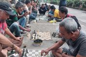 Di Trotoar Juanda Bogor, Warga Ramai Main Catur demi Usir Stres