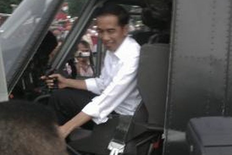 Presiden Joko Widodo menaiki helikoptler yang dipamerkan dalam penutupan pameran alutsista di lapangan Monas, Rabu (17/12/2014).