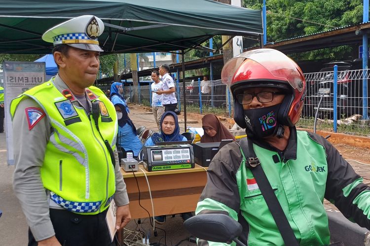 Seorang diver ojek online (ojol) bernama Sudiyono (61) mengaku kaget saat diberhentikan petugas kepolisian di Jalan RA Kartini, Lebak Bulus, Kebayoran Lama, Jakarta Selatan, Rabu (1/11/2023).