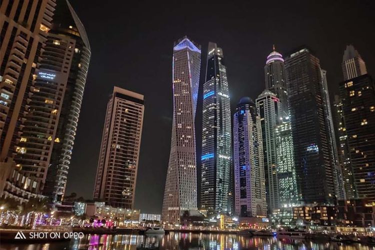 Keindahan cityscape Dubai diambil dengan fitur Night Mode dalam Oppo R17 Pro