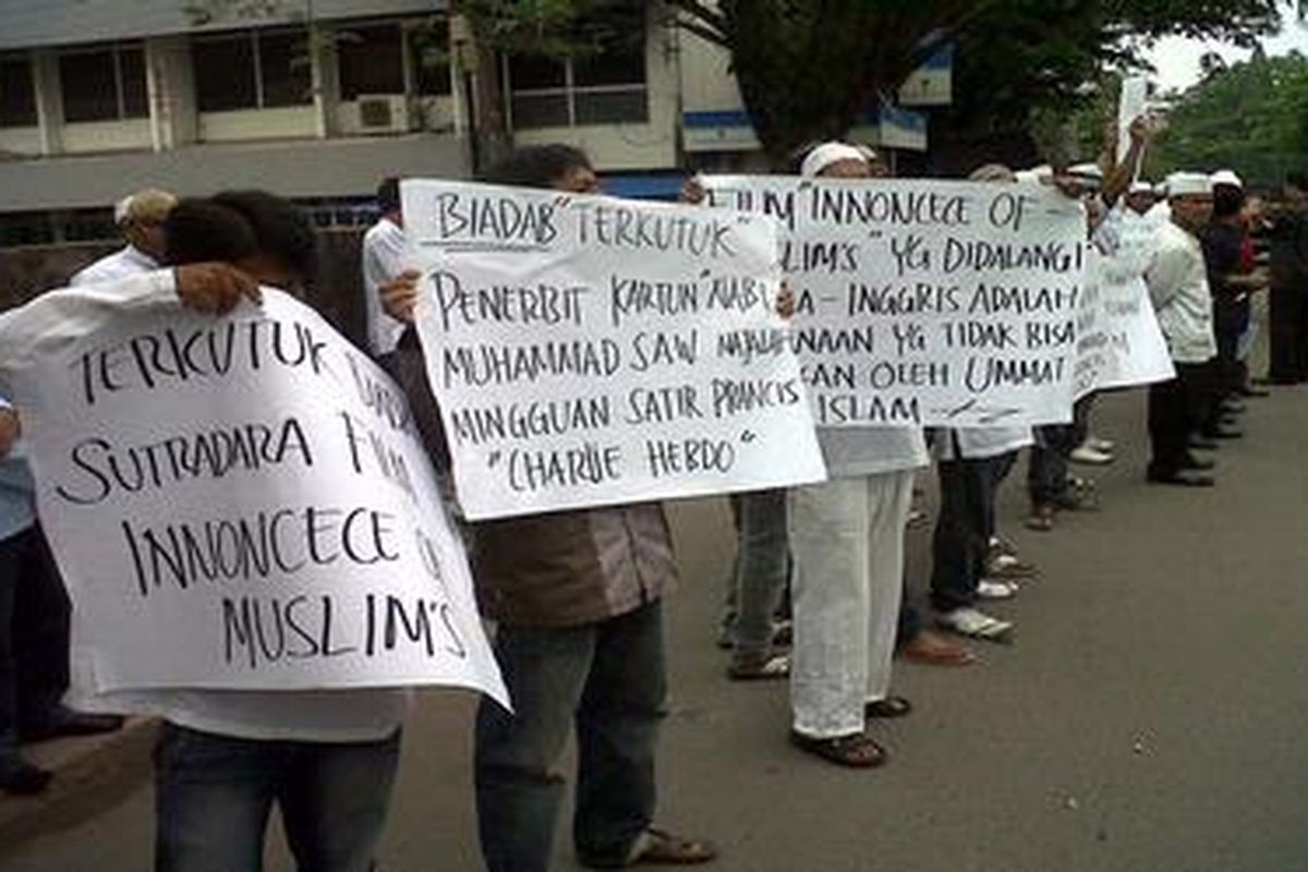 Puluhan umat Islam di Banjarmasin berunjuk rasa kecam penghinaan terhadap Nabi Muhammad SAW, Kamis (20/9/2012).