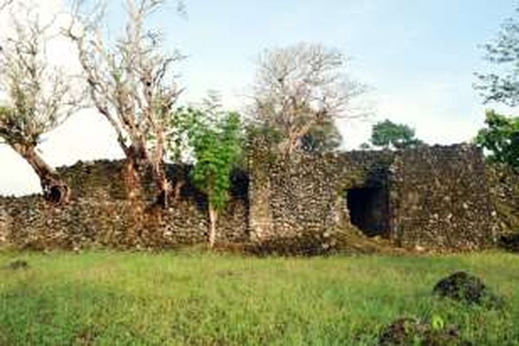 Nampak dari depan Benteng Sorawolio di Kelurahan Bukti Wolio Indah, Kecamatan Wolio, Kota Baubau, Sulawesi Tenggara. Terlihat dari depan pohon tua yang tumbuh di atas batu benteng tersebut.