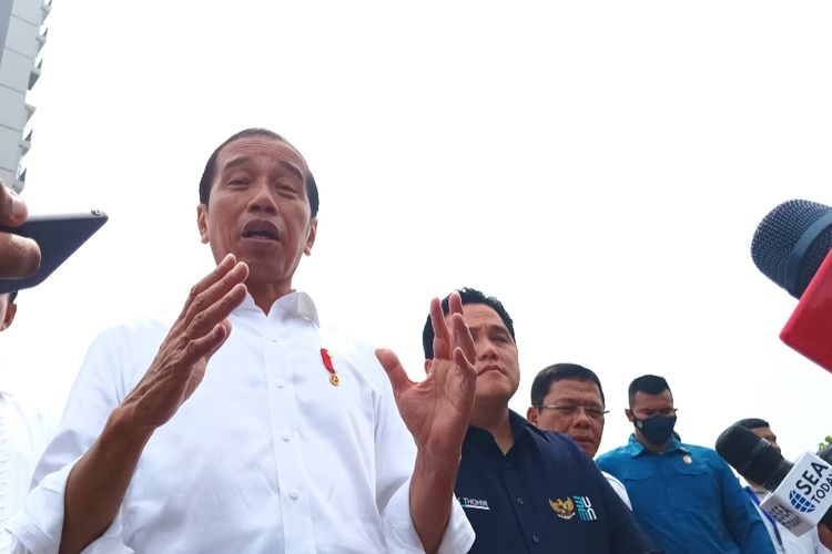 Presiden Jokowi memberikan keterangan pers usai meresmikan Hunian Milenial Indonesia di Depok, Jawa Barat, Kamis (13/4/2023).