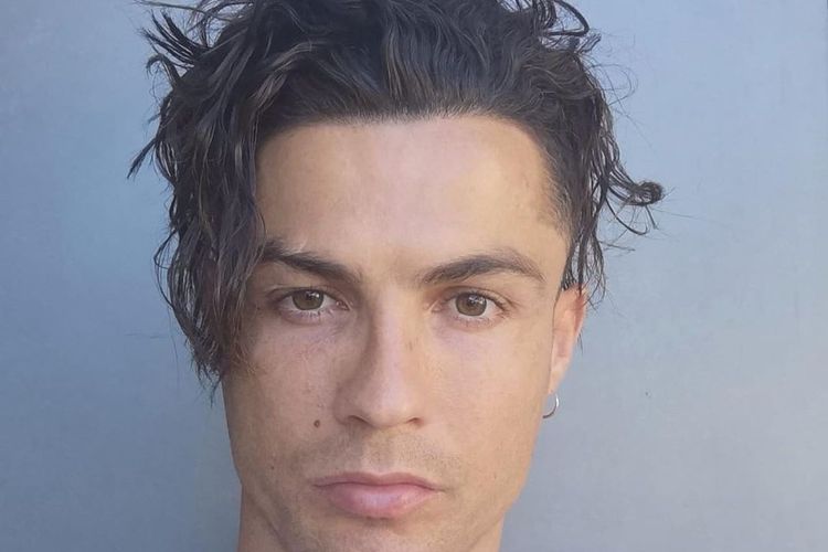 Cristiano Ronaldo memamerkan gaya rambut barunya melalui Instagram.