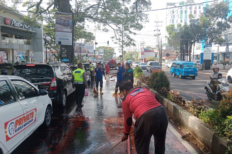 Petugas dari UPT Pemadam Kebakaran Kota Malang melakukan penanganan pembersihan tumpahan solar di Jalan Letjend S Parman, Kota Malang pada Rabu (25/1/2023) sekitar pukul 06.50 WIB. 