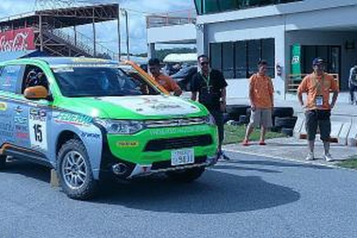 Mitsubishi Outlander PHEV ambil bagian di Asia Cross Country 2014