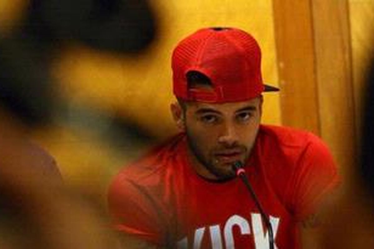Diego Michiels menjelaskan alasan pengunduran dirinya kepad apublik dalam keterangan pers di Hotel Atlet Century, Selasa (4/1/2012).