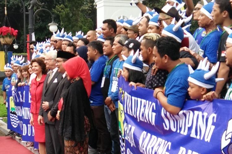 Puluhan anggota Viking (suporter Persib) saat berfoto bersama dengan dengan Raja Swedia Carl XVI Gustav dan Ratu Silvia di Pendopo Kota Bandung, Rabu (24/5/2017)