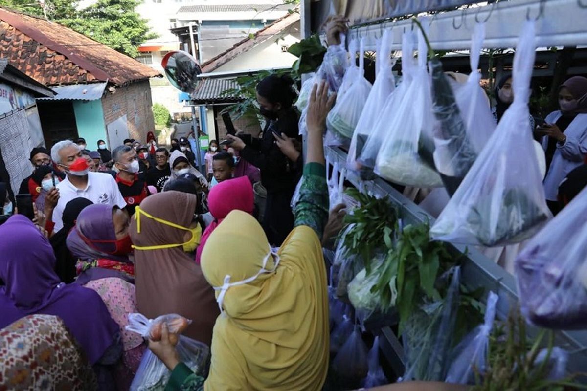 Gubernur Ganjar Pranowo dikerumuni sejumlah warga saat melakukan kunjungan ke sejumlah rumah warga. 