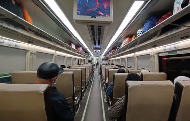 Ilustrasi kereta api ekonomi Pasar Senen-Solo Balapan.