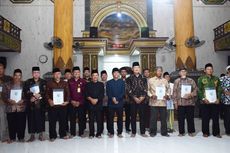 Wamen ATR/BPN Raja Juli Serahkan 10 Sertifikat Wakaf di Lamongan