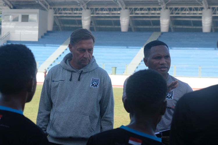 Direktur PFA Wolfgang Pikal (kiri) dan pelatih kepala Ardilles Rumbiak memberi instruksi kepada para pemain Papua Football Academy pada sesi latih tanding di Mimika Sports Complex, Timika, pada Jumat (10/2/2023) pagi waktu lokal.