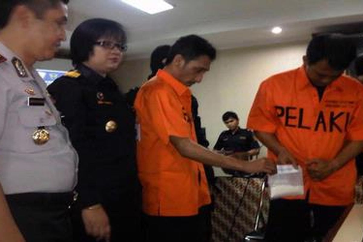 Dua tersangka Frandhy Rifira (30) dan Sydny Ilman Tengku Idris (34), yang menerima paket kiriman 65 gram kokain dari Beverly Hills, Amerika Serikat, ditangkap petugas Bea Cukai dan Satuan Narkoba Polrestro Khusus Bandara Internasional Soekarno Hatta, Senin (24/10/2011).