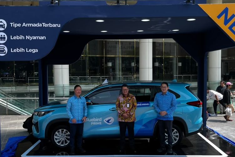 Toyota Innova Zenix Hybrid dan BYD E6 Resmi Jadi Taksi Bluebird