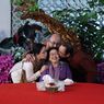 Senyum Lebar Megawati Saat Dikecup Ketiga Anaknya...