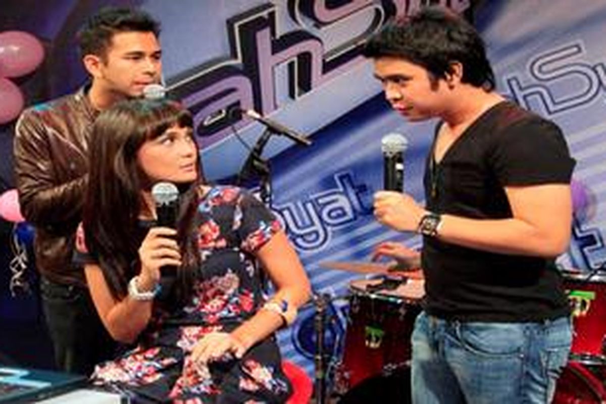 Luna Maya (tengah) bersama Olga Syahputra (kanan) dan Raffi Ahmad saat membawakan acara musik layar kaca Dahsyat, di Studio 6 RCTI, Kebon Jeruk, Jakarta Barat, Rabu (24/3/2010).